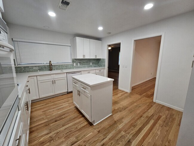 Building Photo - 1518 Lawrence St