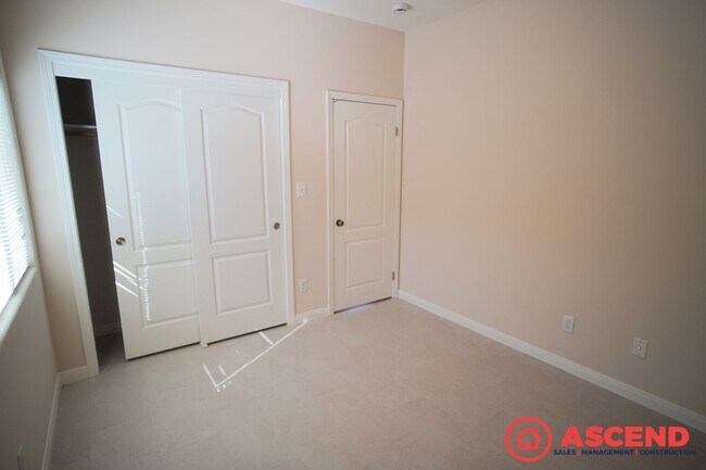 Building Photo - Charming 3 Bed / 2 Bath Home with Garage in Bakersfield!