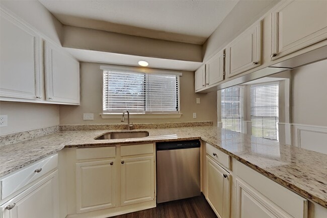 Building Photo - 15803 Maple Manor Dr