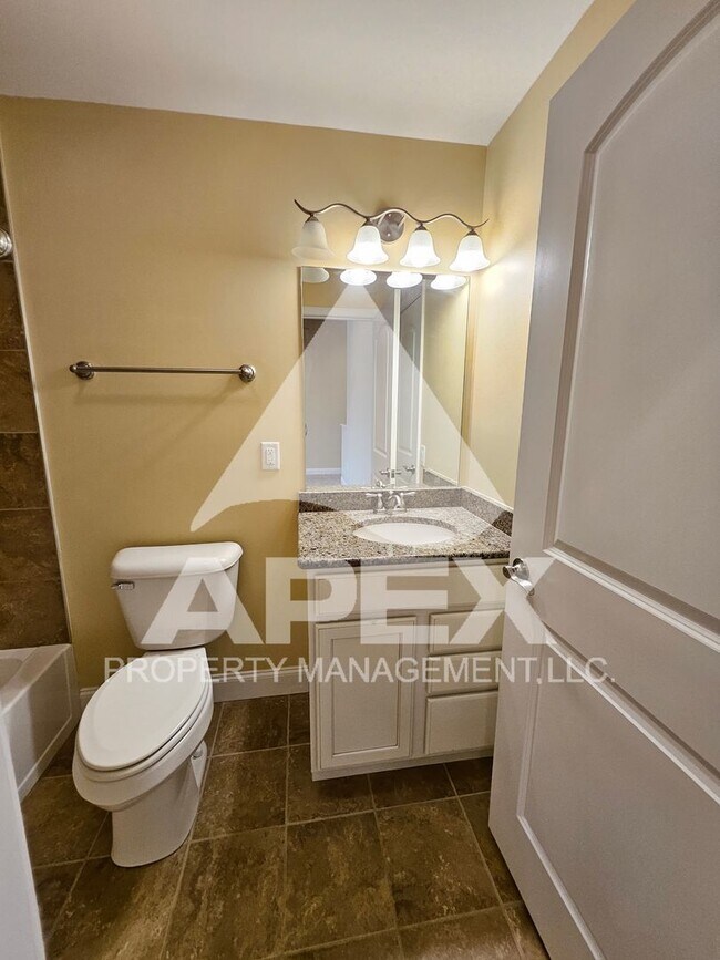 Building Photo - Gorgeous 4 Bd/3 Ba Luxury Condo in the Cot...