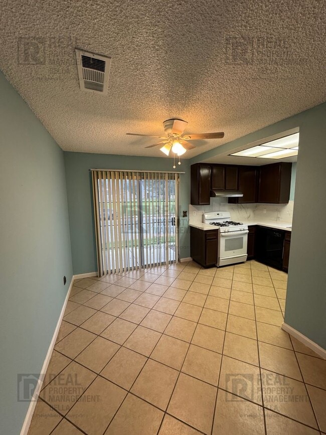 Building Photo - 55+ COMMUNITY- Charming 2-Bed, 2-Bath Home in Desirable 55+ Sunrise Community