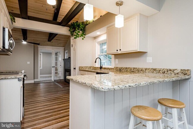 Building Photo - 21 Elm Rd