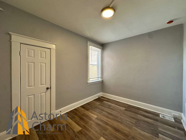 Building Photo - 4 Bedroom or 3 Bedroom with Den Home with First Floor Bedroom on Homestead Street