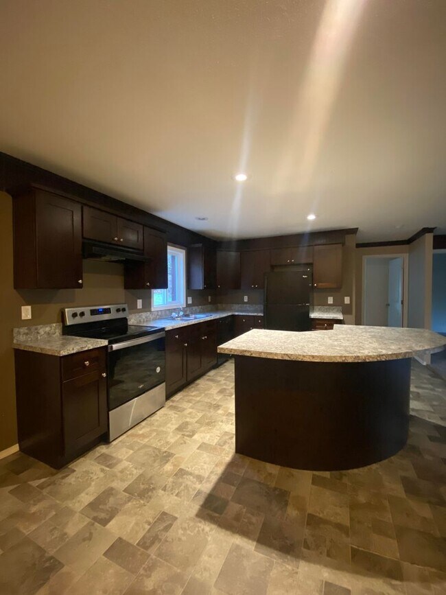 Building Photo - Private Country Living 3 Bedroom Home!
