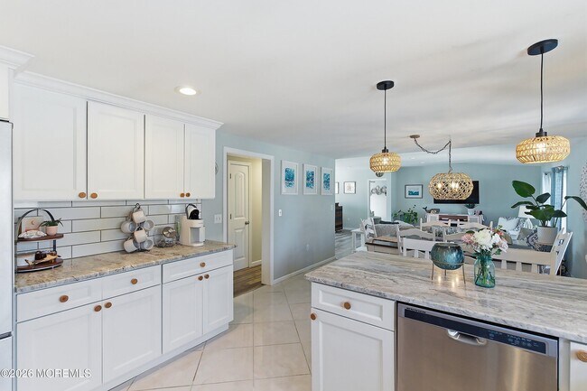 Building Photo - 616 Newport Ave