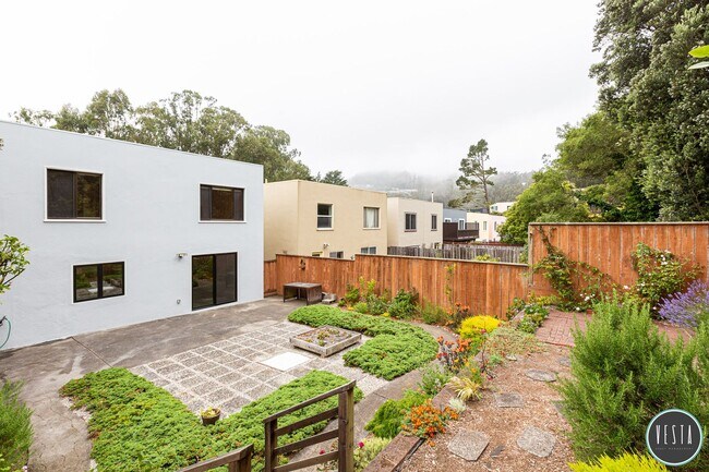 Building Photo - Exceptional Mid-Century 3BR Home in One of San Francisco's Hidden Gems