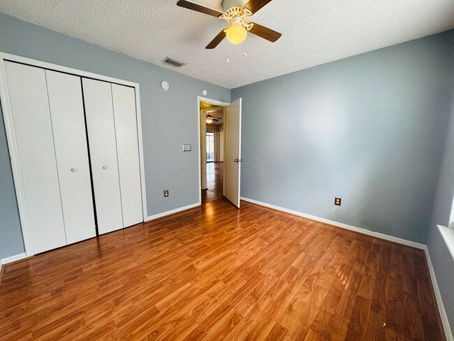 Building Photo - Charming 3 Bedroom, 2 Bath Home with Fence...
