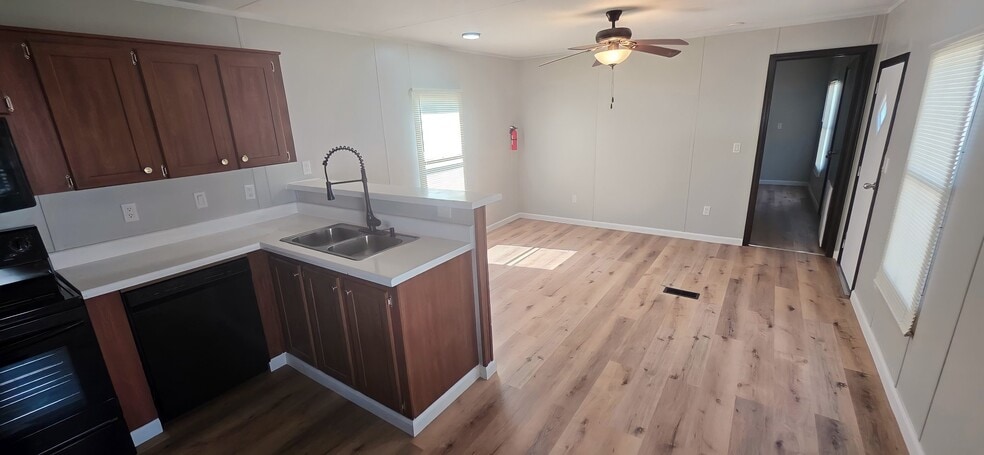 Building Photo - 90 Deerwood Park