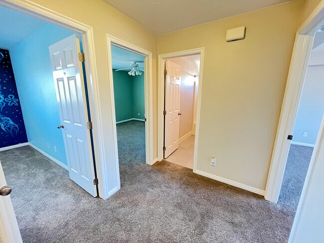 Building Photo - 693 E Castle Stone Dr