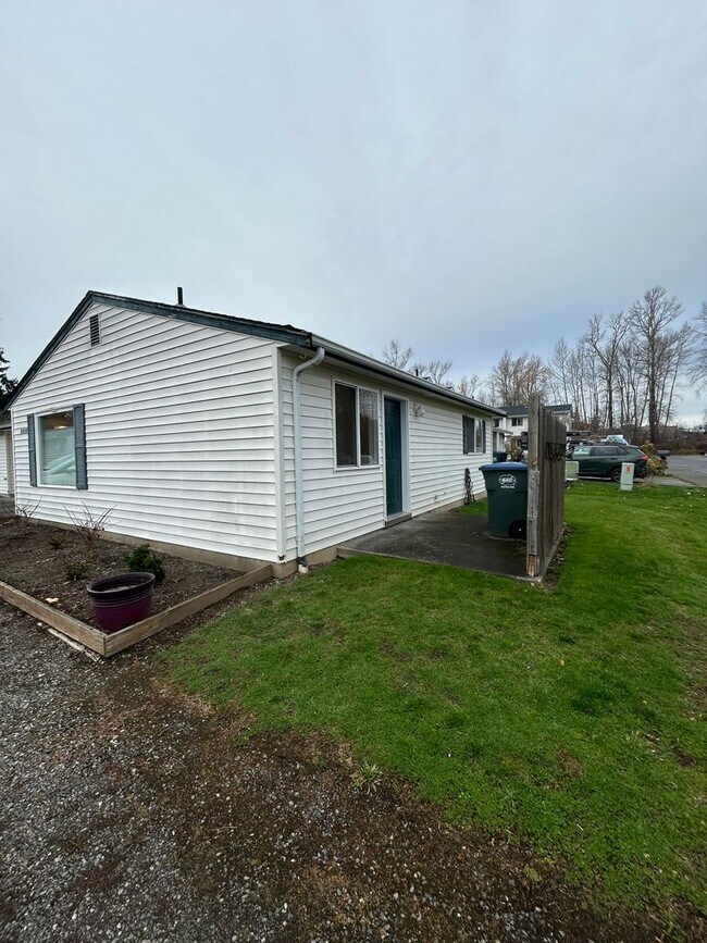 Building Photo - Two Bedroom One Bathroom Duplex For Rent in Bellingham