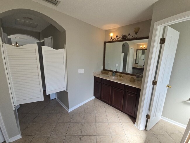 Building Photo - Newly Renovated 4/3 w/pool