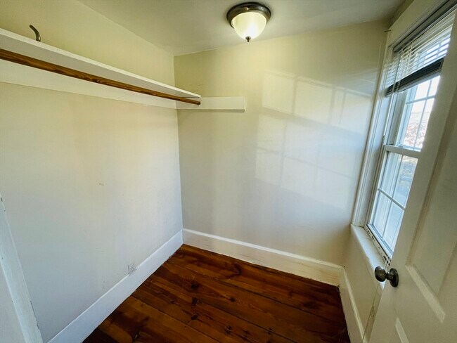 Building Photo - 144 School St