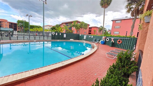 Building Photo - 650 Tennis Club Dr