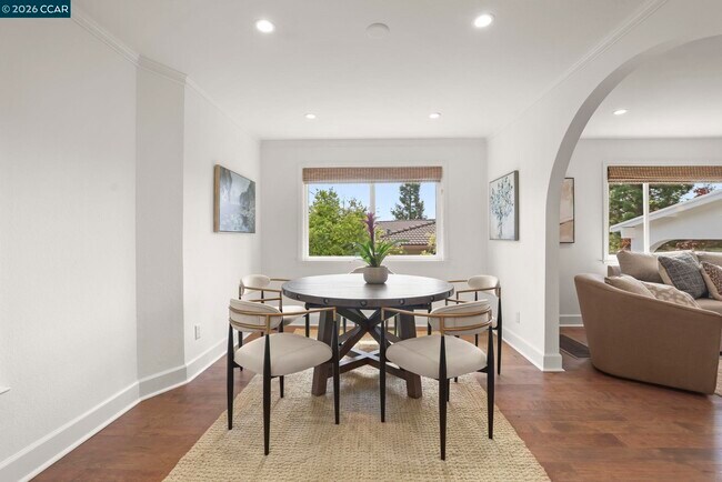 Building Photo - 10 Darnby Ct