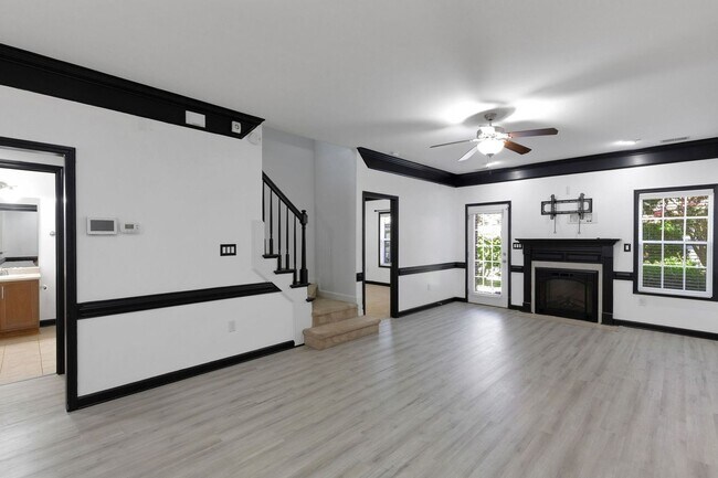 Building Photo - Spacious 3BR Townhome in Fayetteville