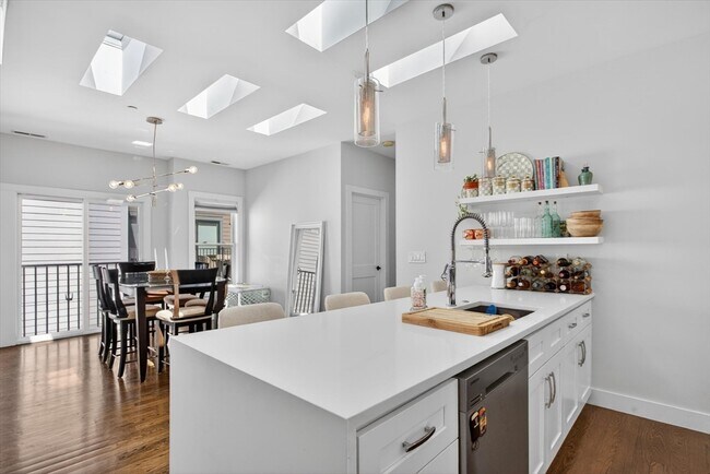 Building Photo - 15 W Bellflower St