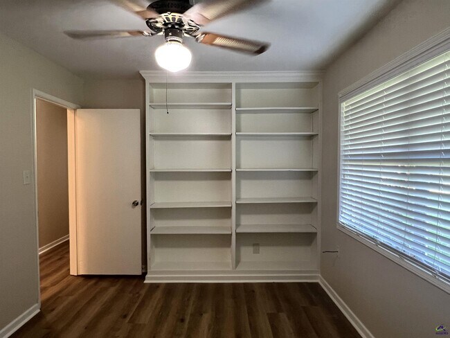 Building Photo - 4693 Twin Oak Dr
