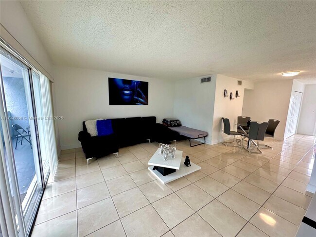 Building Photo - 9357 Fontainebleau Blvd