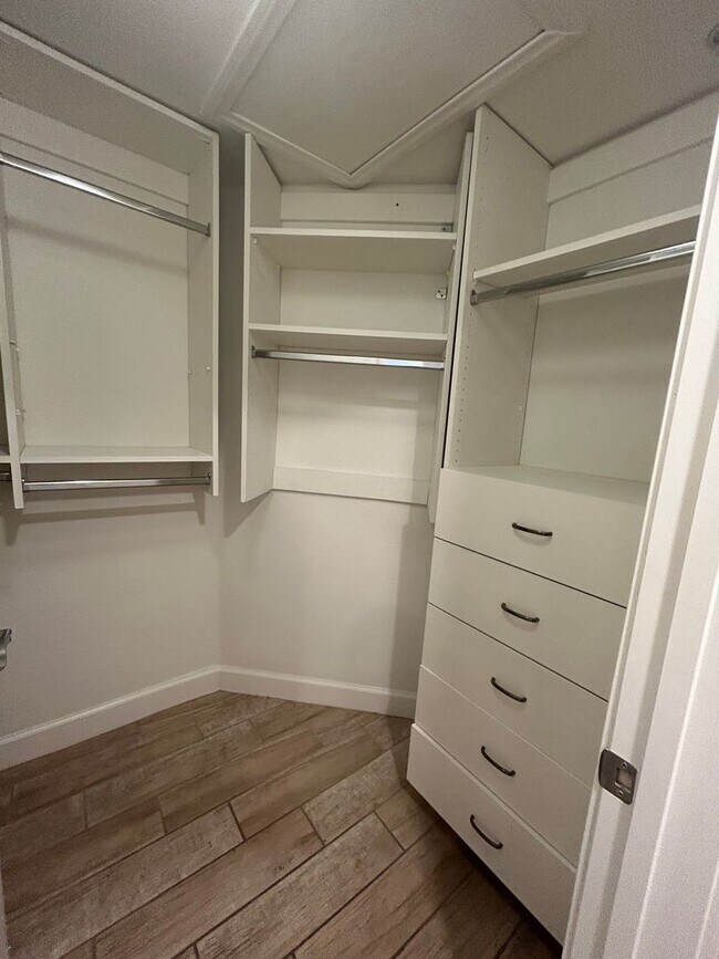 Building Photo - Guard gated Park Ave Condo