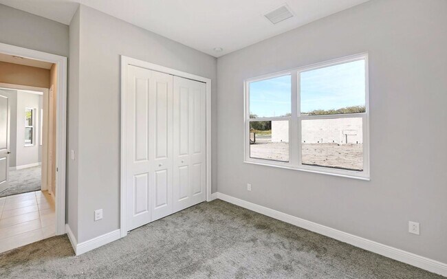 Building Photo - Like new 3/2/2 in small Bradenton community