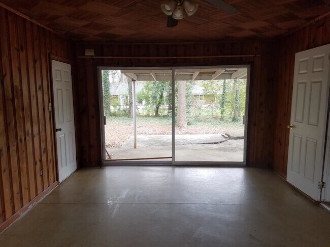 Building Photo - City Living!!