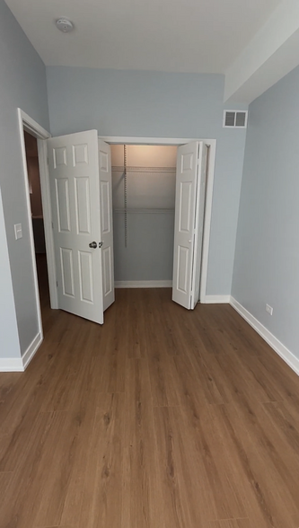 Building Photo - 1024 W Ainslie St