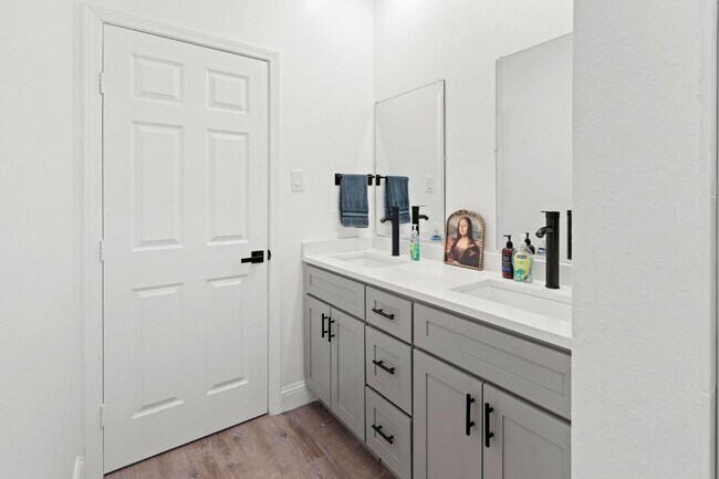 Building Photo - 1000 Stone Hill St