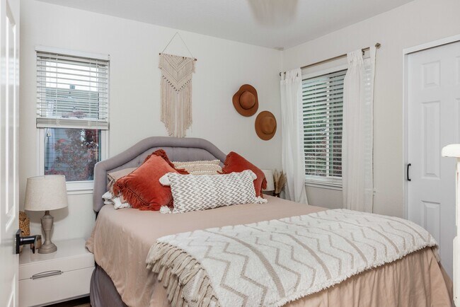 Building Photo - 1954 Bristol St