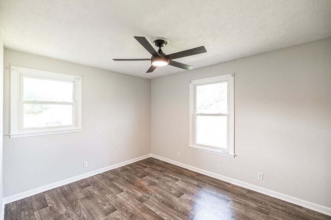 Building Photo - Charming Duplex Rental in Hendersonville!
