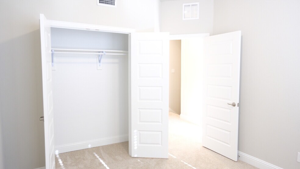 Building Photo - 332 Blackthorne Dr