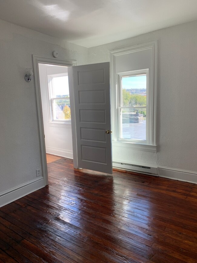 Building Photo - Spacious 4 Bedroom 1.5 Bath, 2 Car Garage-...