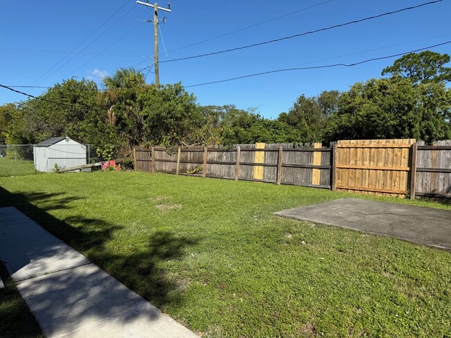 Building Photo - 3 Bedroom/1 Bathroom Single Family Home