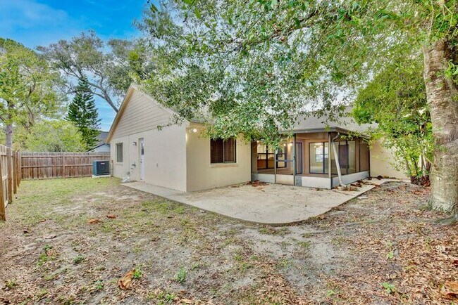 Building Photo - Spacious 4/3 Home with a Fenced Backyard and a 2 Car Garage in Hollowbrook - Winter Springs!