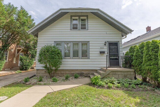 Building Photo - 2 Bed Home in the Heart of Whitefish Bay