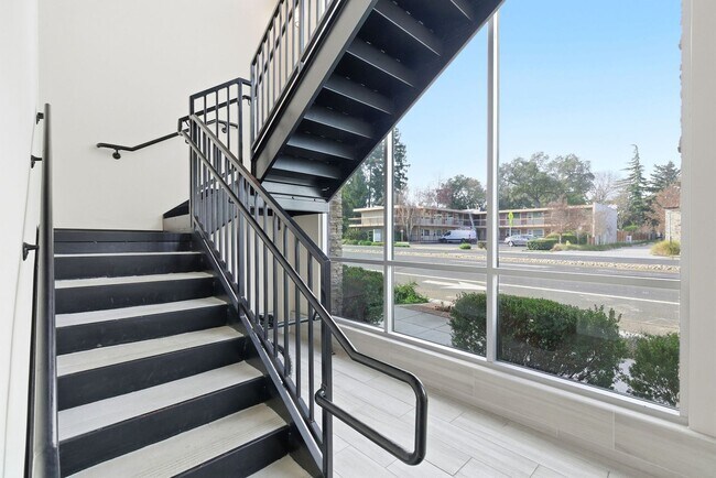 Building Photo - Gorgeous & Modern Los Altos Condo