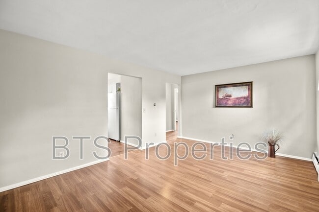 Building Photo - 305 N Pleasant View St