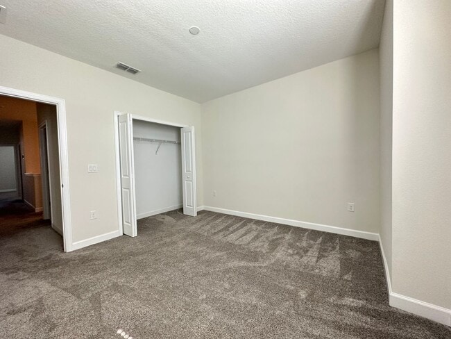 Building Photo - 4 Bed 3.5 Bath Townhouse In Storey Lake