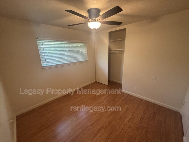 Building Photo - 10763 Oakton Way