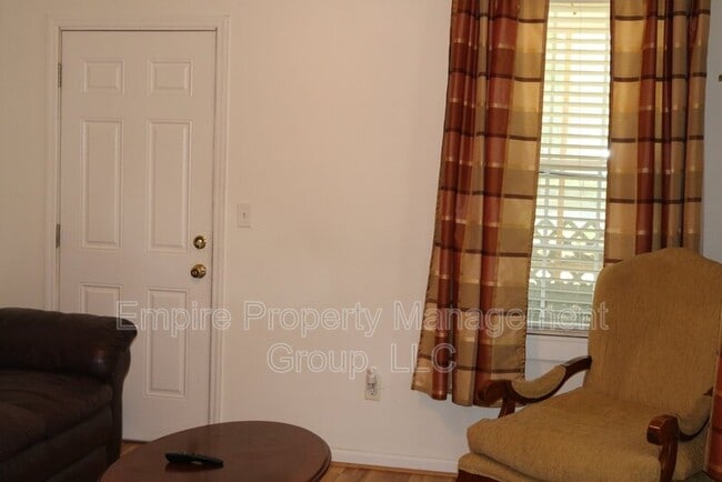 Building Photo - 2208 Kingswood Dr