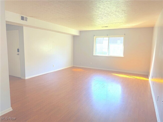 Building Photo - 1803 Cromwell Dr