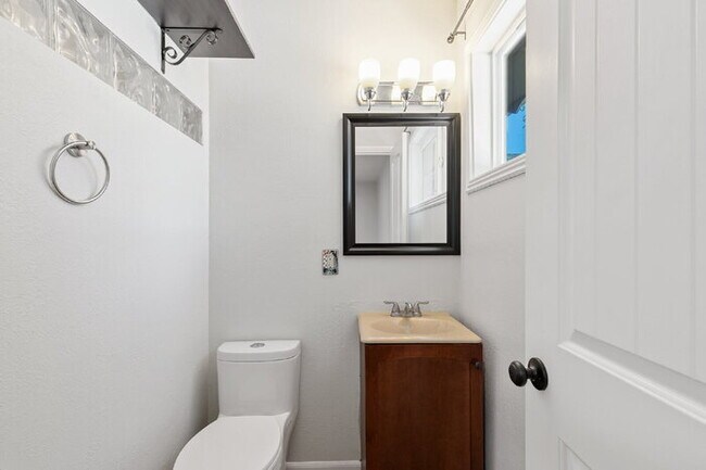 Building Photo - Central Location | 15 Min to Peterson, 20 ...