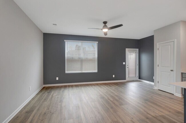 Building Photo - UPGRADED 3 BD 3 BATH MURFREESBORO TOWNHOME IN RIVER LANDING