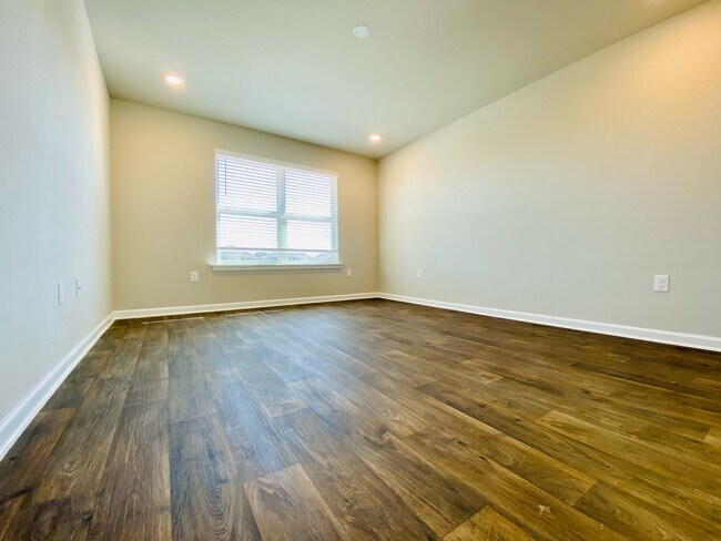 Building Photo - 23135 Shadowridge Dr