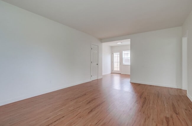 Building Photo - Updated 2-Bed Condo in Prime North Park