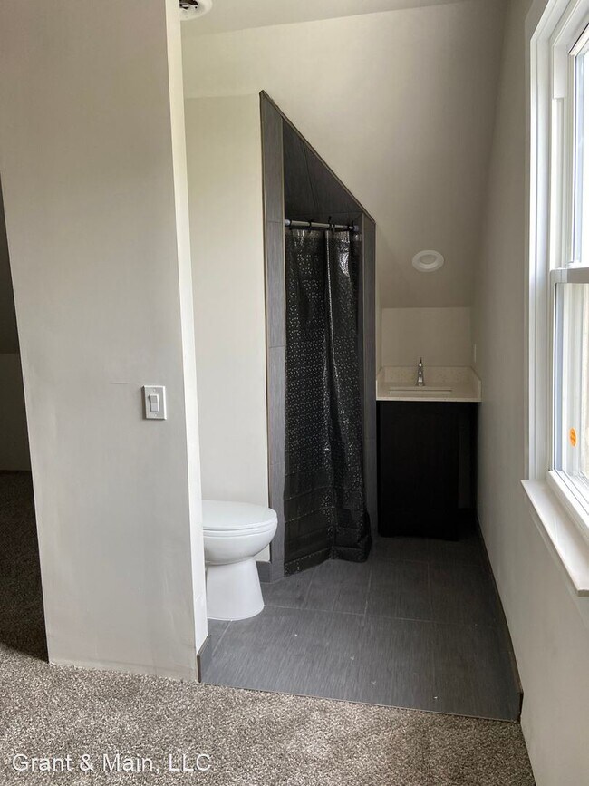 Building Photo - 2 br, 2.5 bath House - 2315 Yemans St.