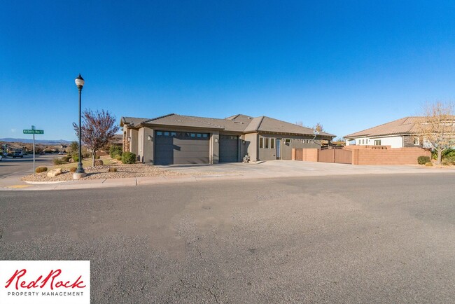 Building Photo - Stunning 3 Bedroom Fully Furnished Home. C...