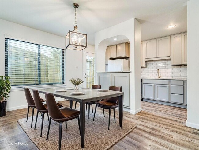 Building Photo - 8305 Summer Side Dr