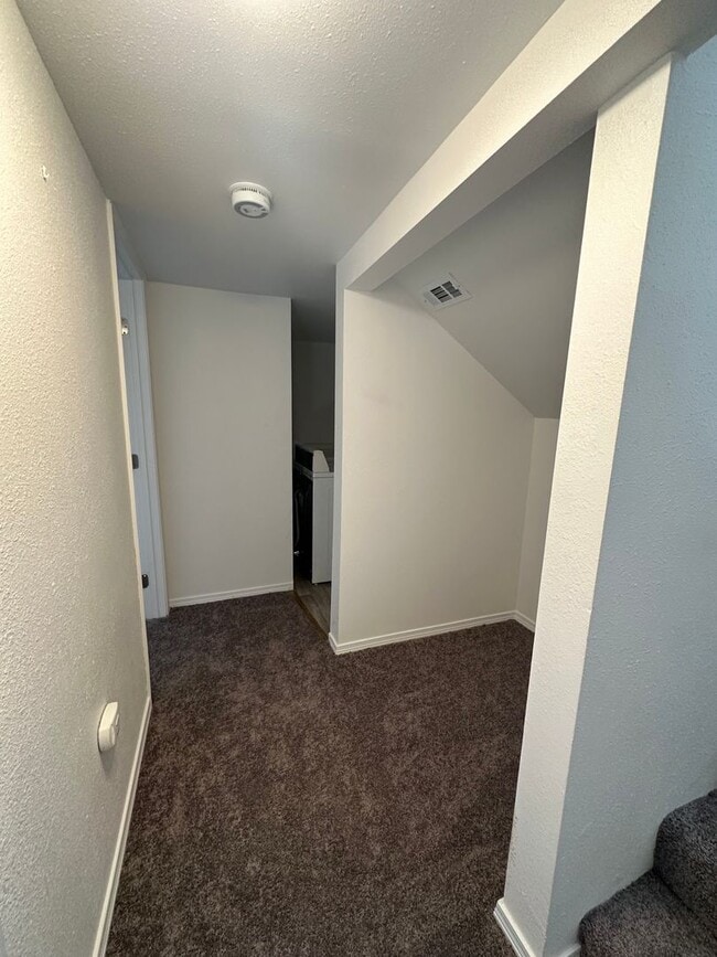 Building Photo - 2 bedroom | 1 bathroom | Single Family | B...