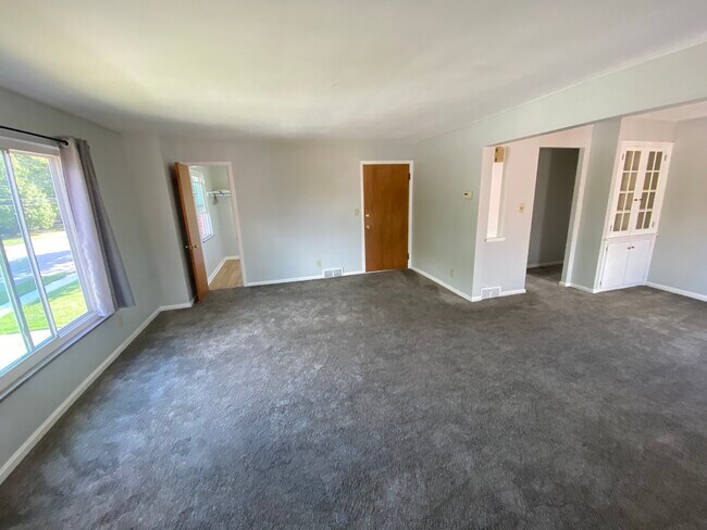 Building Photo - 2280 Lakeview Ave