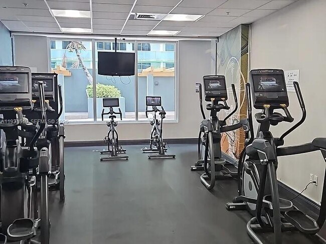 Building Photo - 1750 N Bayshore Dr